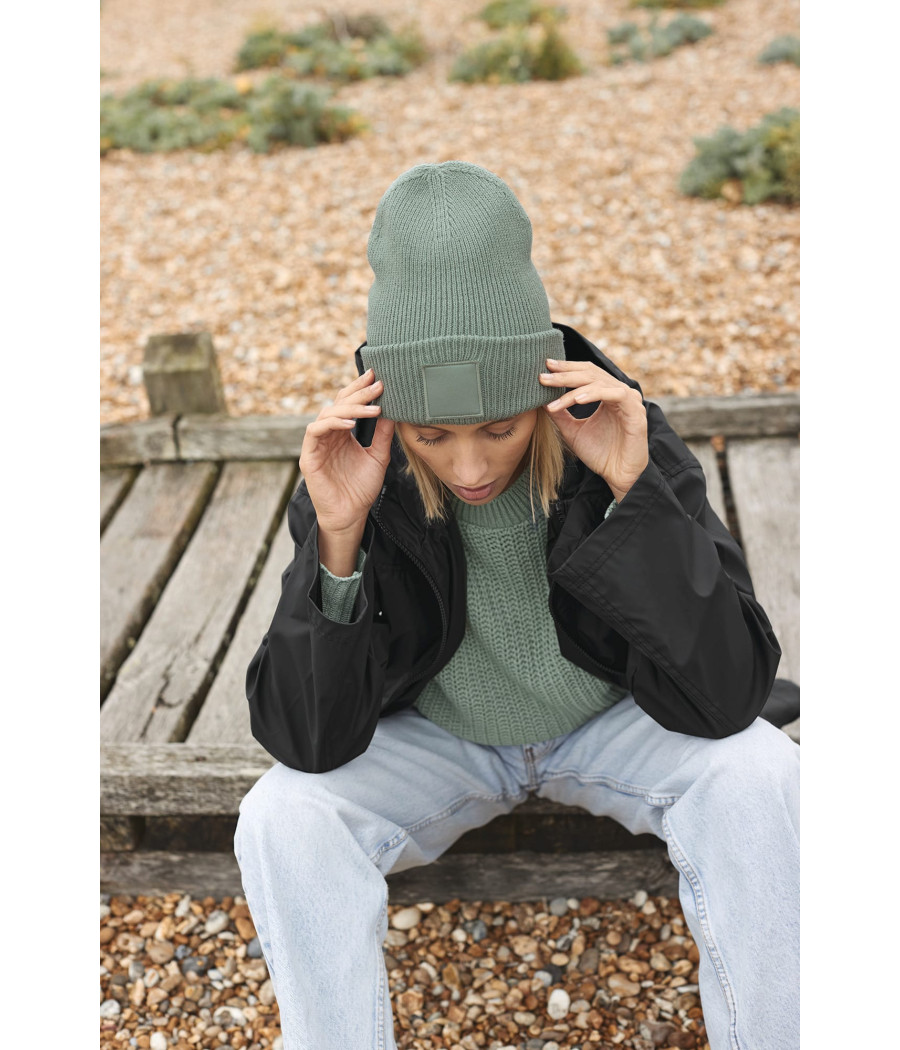 Bonnet à large revers avec patch ton sur ton